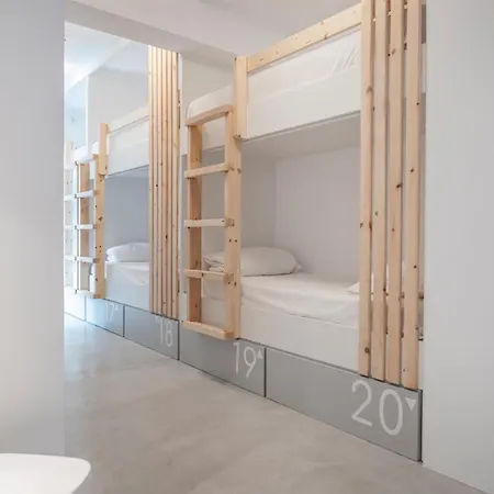 Bedspot Fira (Santorini)