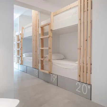 Hostal Bedspot Fira (Santorini)